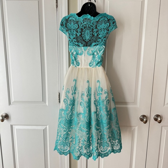 Chi Chi London Embroidered Kelsey RARE Teal and Cream UK size 10/ US size 6 - Picture 2 of 5